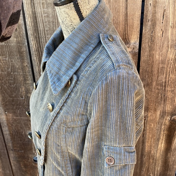 Awesome coat. - Picture 2 of 10